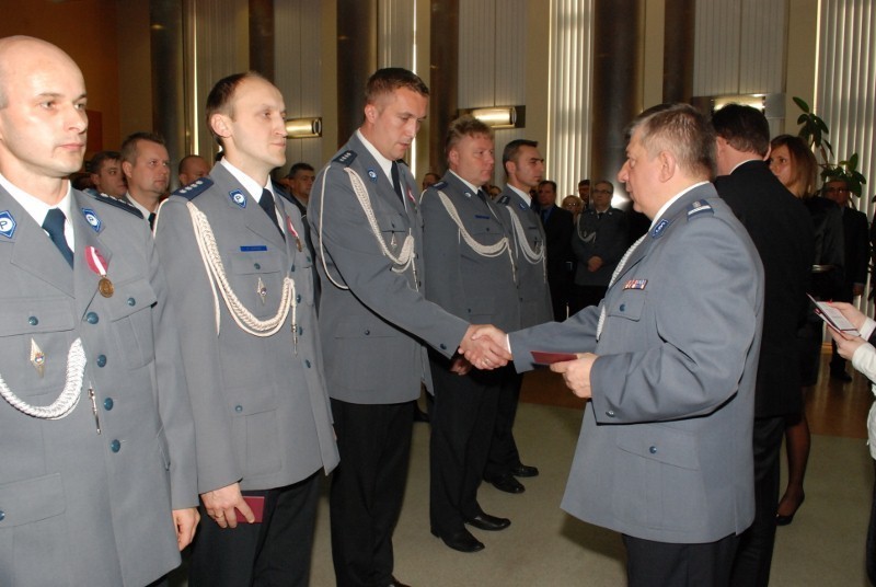 Policjanci z Tomaszowa i Opoczna docenieni medalami za długoletnią służbę