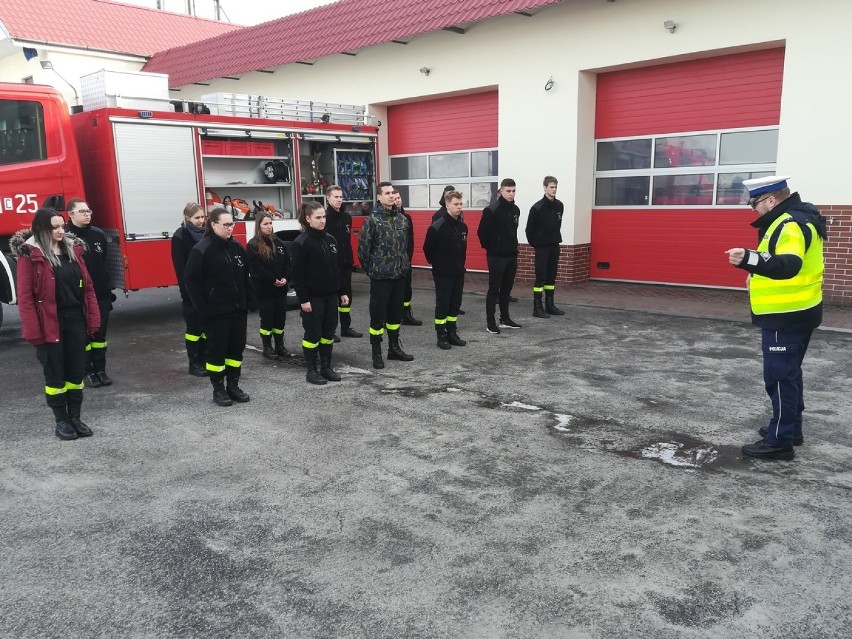 Policjanci z Radziejowa szkolili "młodych” strażaków [zdjęcia]
