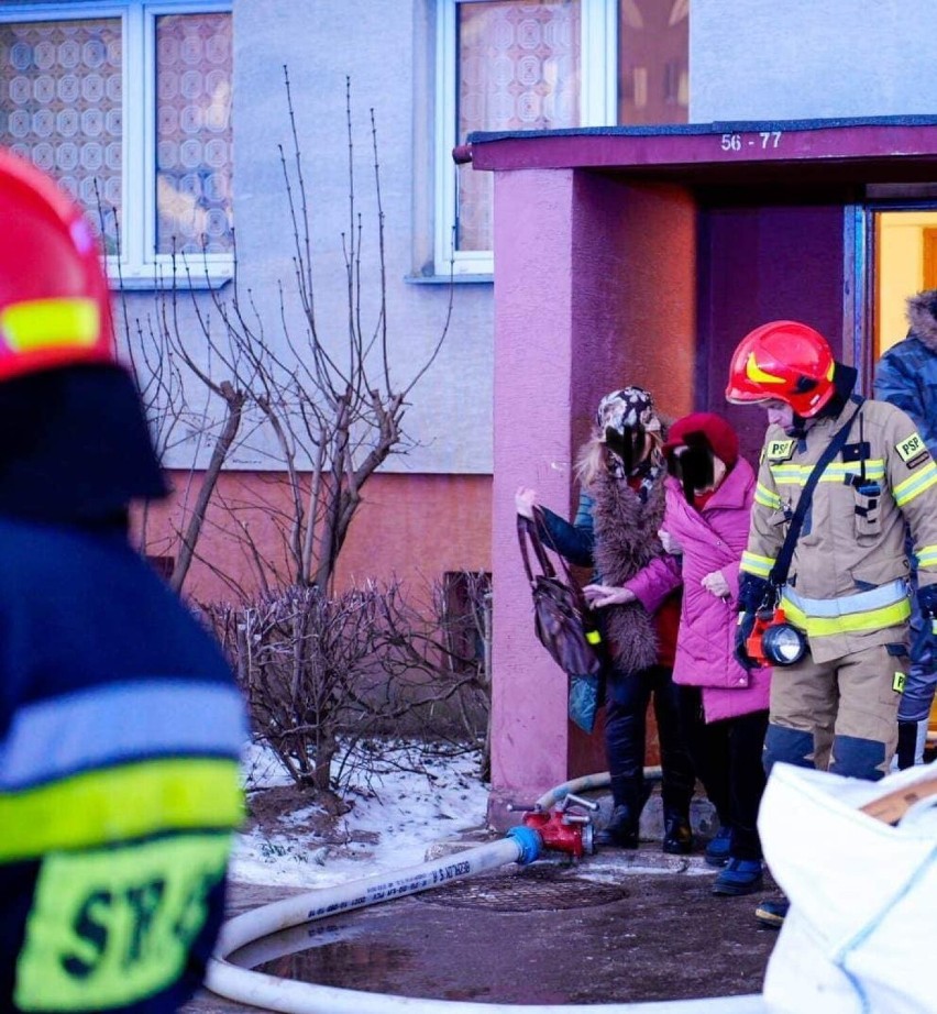 Ogień w wieżowcu przy ulicy Radwana w Ostrowcu. Konieczna była ewakuacja mieszkańców. Zobaczcie zdjęcia