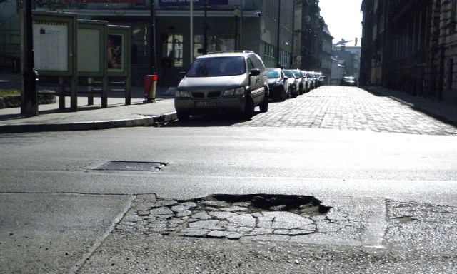 Dziura jak się patrzy na skrzyżowaniu ulic Mickiewicza i Sienkiewicza.