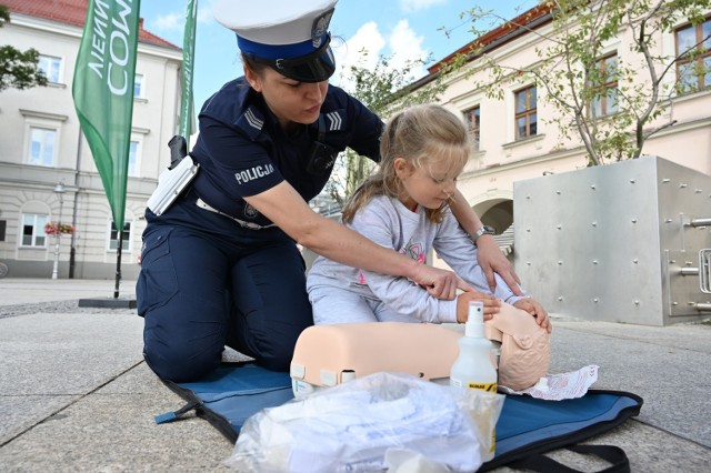 Czteroletnia Ola była jednym z dzieci, których policjanci uczyli masażu serca.