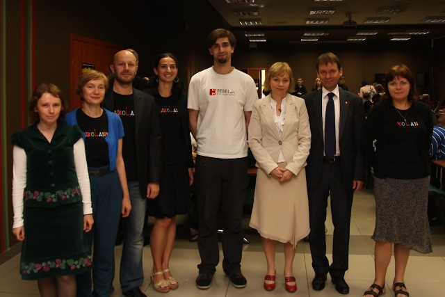 Organizatorzy konkursu, na wspólnym zdjęciu z burmistrzem Leszkiem Taborem i wiceburmistrz Alicją Podlewską, jak widać zadowoleni