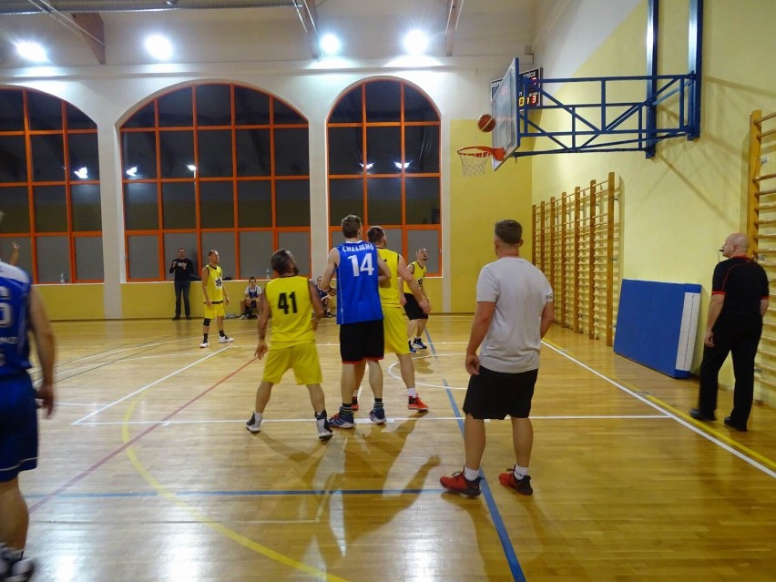 Mecze koszykówki w Chełmnie mają wielu fanów