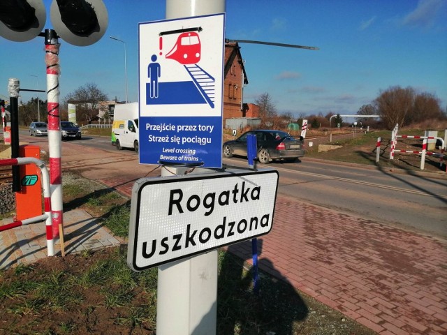 Tabliczka "rogatka uszkodzona" z przejazdu kolejowego tak szybko nie zniknie. Kolej tłumaczy, skąd opóźnienia.