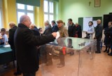 Druga tura wyborów samorządowych w Rybniku. Mieszkańcy znów ruszyli do urn. Wybierają prezydenta z dwójki: Piotr Kuczera i Andrzej Sączek