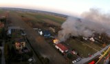 Pożar garażu w Nasutowie. Jedna osoba poparzona. Zdarzenie przez przypadek nagrał z góry paralotniarz