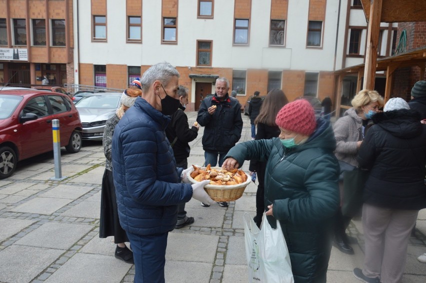 Biskup opolski Andrzej Czaja: Ubogich trzeba przytulać, a nie liczyć. Światowy Dzień Ubogich w Opolu