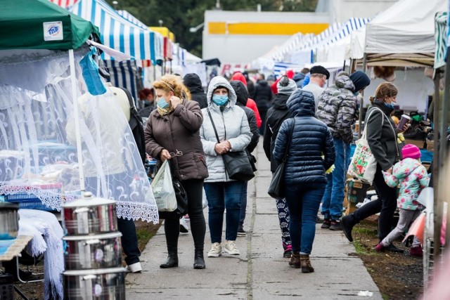 Nie brakowało też stroików na Wszystkich Świętych czy przyłbic i maseczek. Na pchlim targu coś dla siebie z pewnością wyszukali też wprawieni szperacze skarbów.