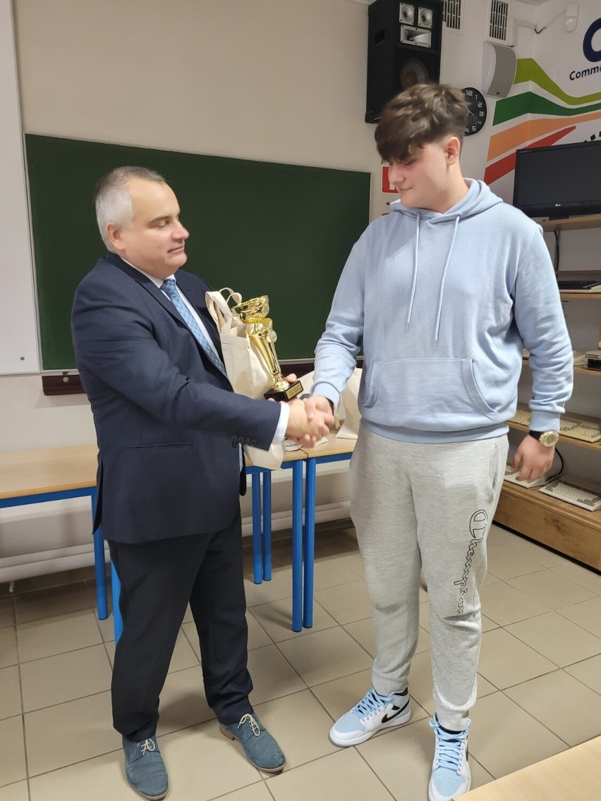 Gambit Elektryk zorganizował turniej szachowy o puchar dyrektora ZSE-E w Radomsku. ZDJĘCIA