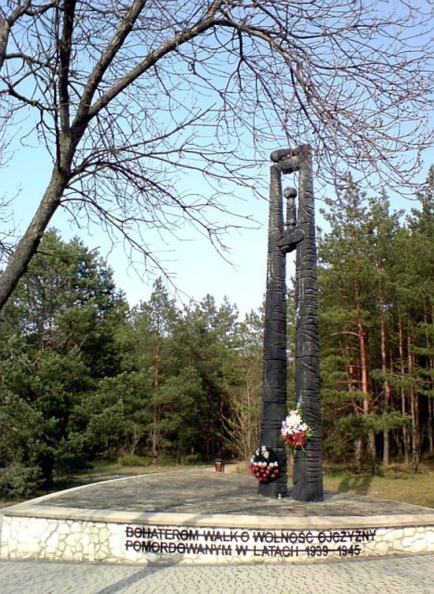 Zatrzymując się na niewielkim parkingu u stóp obelisku...