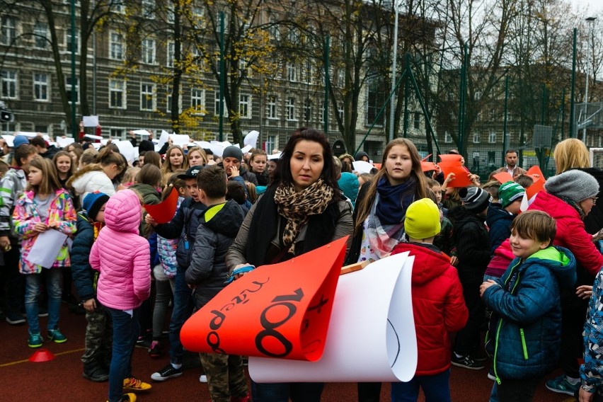 Uczniowie stworzyli gigantyczną flagę i bili rekord [ZDJĘCIA]