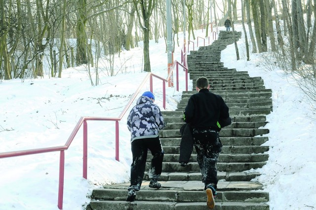 Dwie pary schodów - od ul. Kujawskiej i od strony Toruńskiej, ...