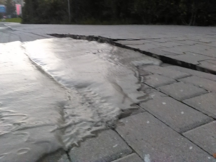 Czy to beton został rozlany na jezdni w Wałbrzychu?