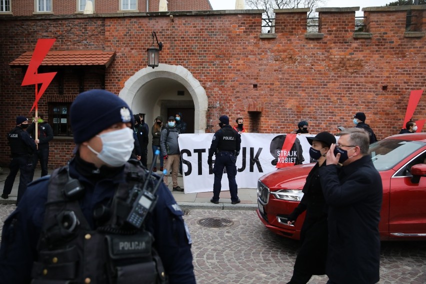 Kraków. Jarosław Kaczyński uczestniczył w mszy św. na Wawelu w rocznicę pogrzebu pary prezydenckiej. Był protest i symbole Strajku Kobiet