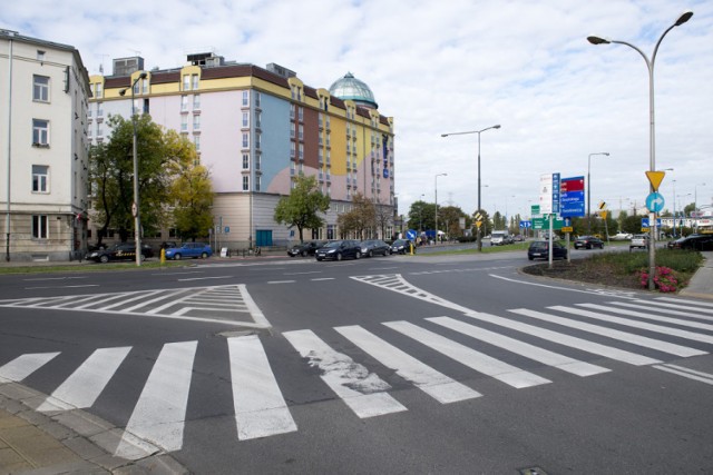 Przejście dla pieszych i światła przy Raszyńskiej na wiosnę