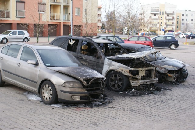 Trzy auta spłonęły przy ulicy Hanki Sawickiej w Kaliszu