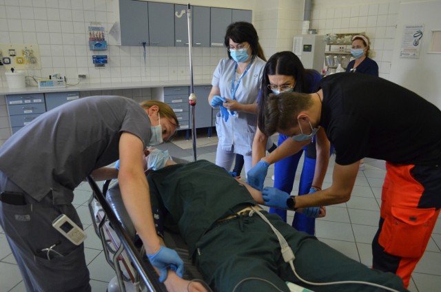 Ćwiczenia w radomskim szpitalu z udziałem lekarzy i studentów. Więcej na kolejnych zdjęciach