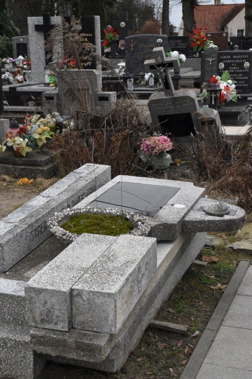 Wandale zniszczyli wiele grobów na cmentarzu komunalnym w...