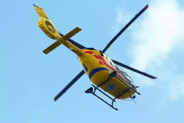 26-latek ranny w wypadku w pracy na terenie Stanowic, został zabrany do szpitala przez śmigłowiec LPR