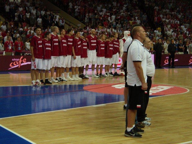 Polska reprezentacja koszykarzy oraz ich sztab szkoleniowy