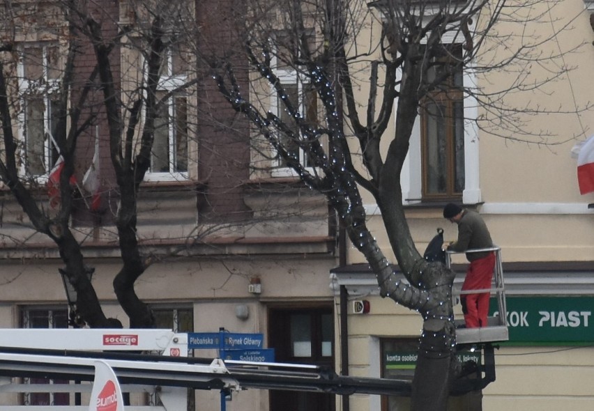 W Oświęcimiu trwają naprawy bożonarodzeniowych światełek