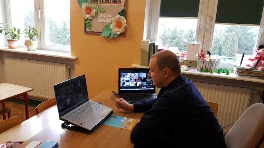 Wirtualne spotkanie z policjantem. Funkcjonariusz KPP Brzeziny poprowadził online lekcję o bezpieczeństwie