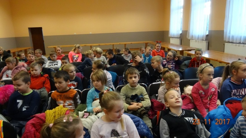 Spektakl „Regsio” w szkole w Niemczynie