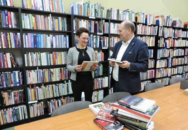 Przekazanie książek z darowizny Powiatowej Bibliotece Publicznej w Wągrowcu