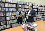 Powiatowa Biblioteka Publiczna w Wągrowcu wzbogaciła się o pozycje związane z regionem. Publikacje przekazał książnicy historyk z Poznania