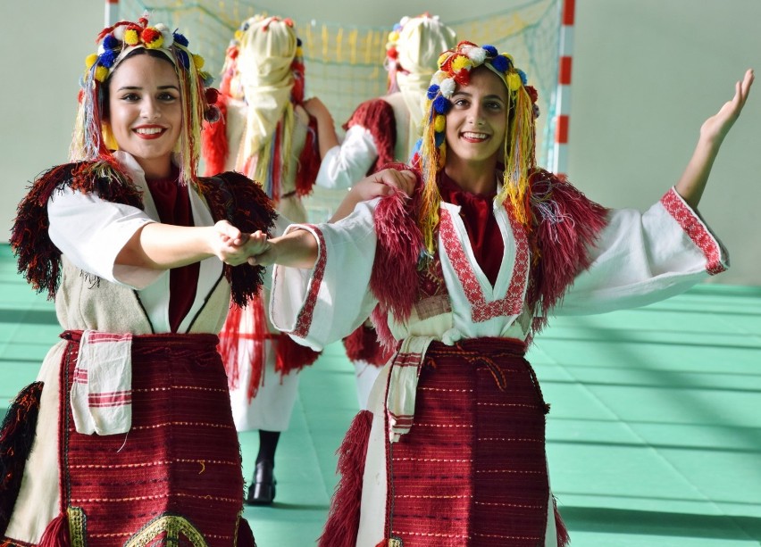 Macedoński folklor w Sieradzu. To w wykonaniu zespołu Drimkol, który wystąpił dla dzieci i młodzieży