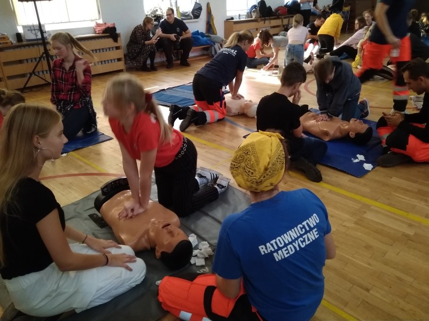 Europejski Dzień Przywracania Czynności Serca. Tysiące uczniów z Pomorza zdało dziś egzamin z reanimacji. Uczą się ratować życie