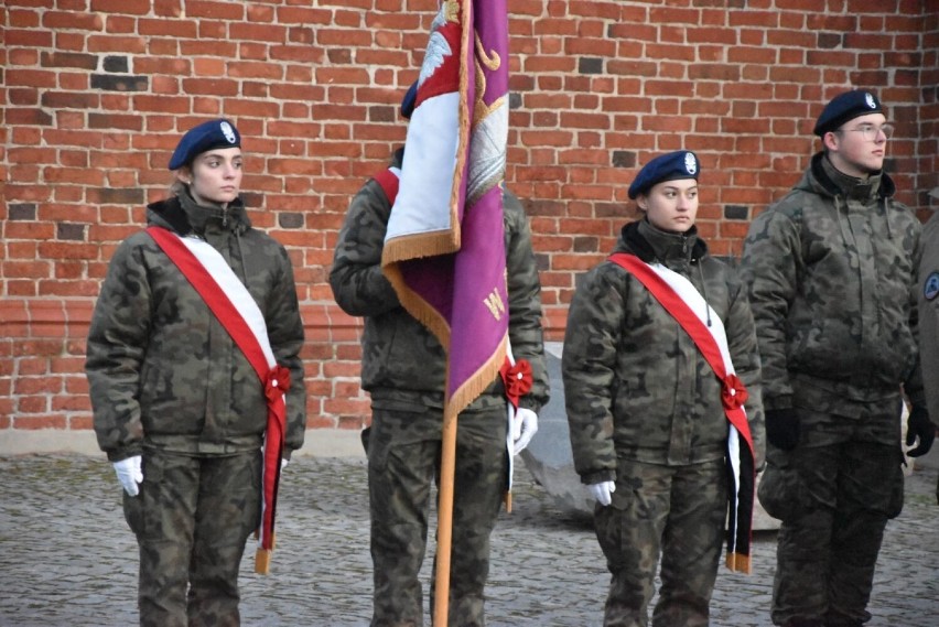 Uroczystości patriotyczne w Pelplinie. Pod odrestaurowanym pomnikiem Stefana Łaszewskiego wmurowano kapsułę czasu