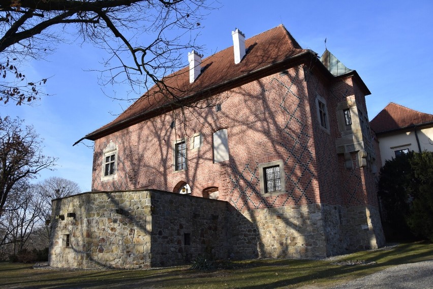 Zamek w Dębnie wzniesiony został w końcu XV wieku w miejscu...