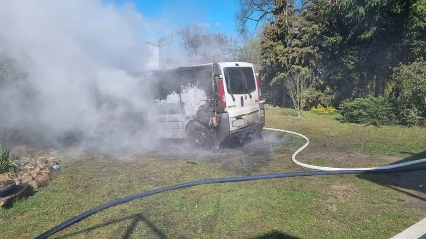 Pomimo szybkiej reakcji służb, pojazd spłonął doszczętnie.