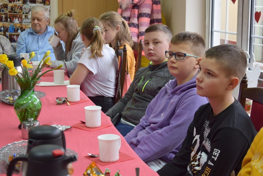 AKTYWNIE: Młodzież z Niepublicznej Szkoły Podstawowej z wizytą w DPS Baszków [ZDJĘCIA]