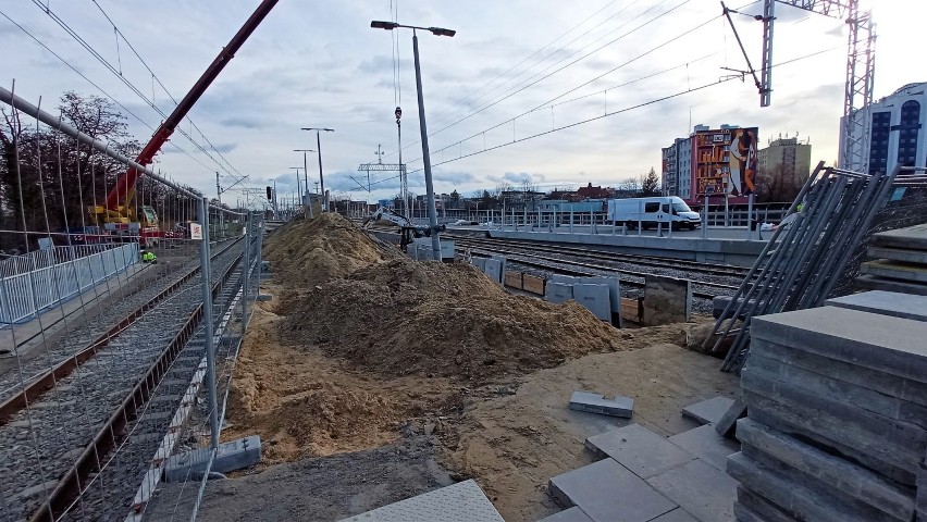 Opole Wschodnie. Naprawa uszkodzonego peronu na stacji...