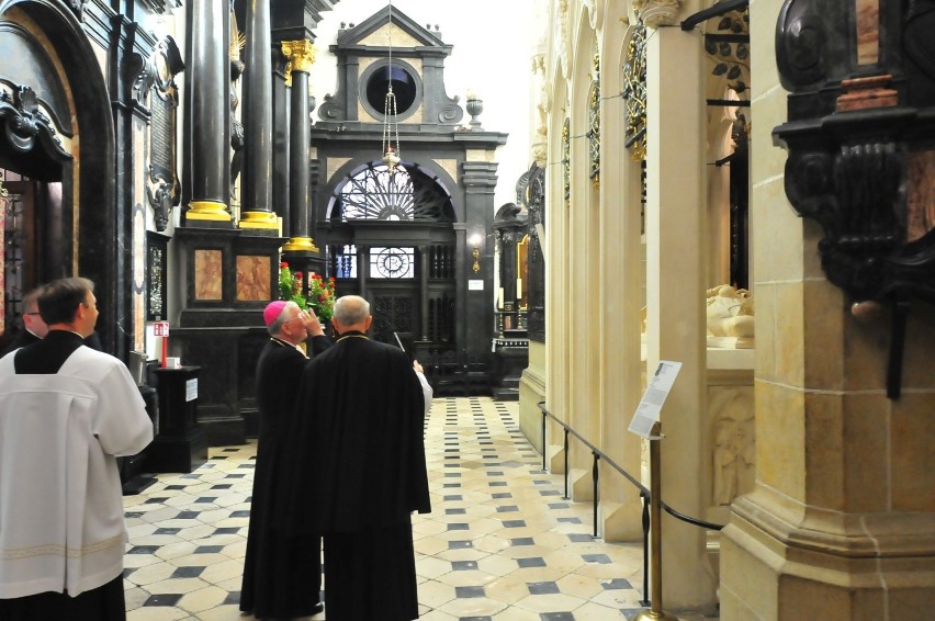 Kraków. W katedrze wawelskiej trwa remont trzech królewskich nagrobków