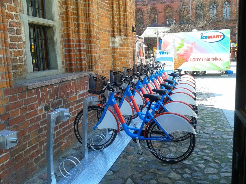 Stacja Toruńskiego Roweru Miejskiego na  Rynku Staromiejskim