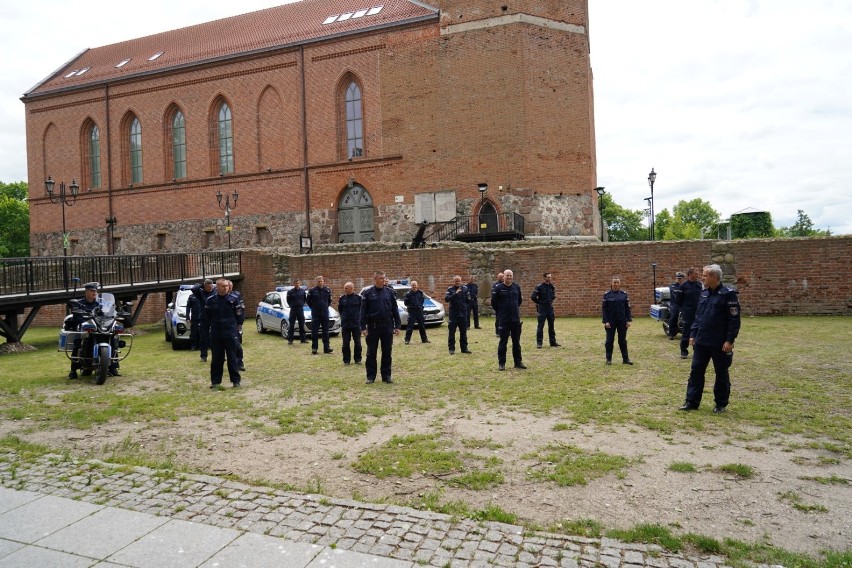 Funkcjonariusze z Komendy Powiatowej Policji w Człuchowie przystąpili do akcji charytatywnej #GaszynChallenge