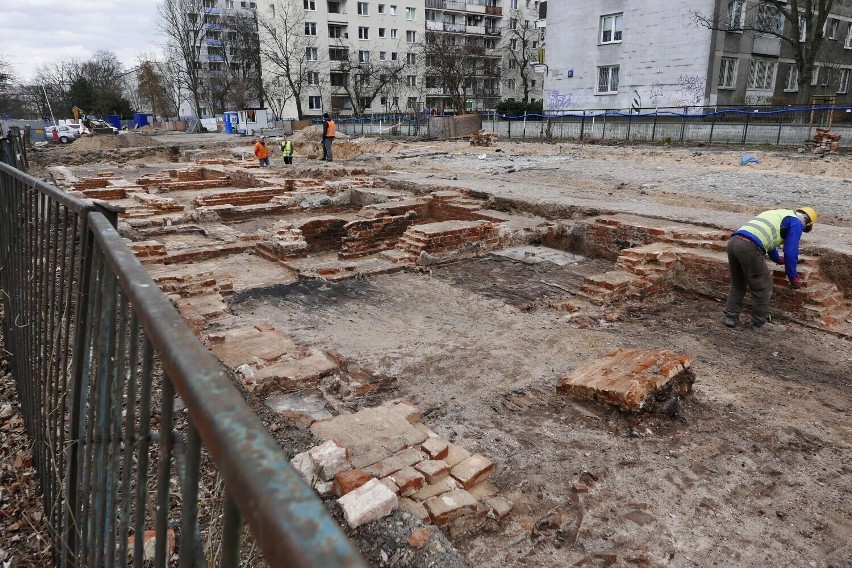Znalezisko na terenie dawnego getta w Warszawie. Archeolog: "Odkryte relikty murów kamienicy są w złym stanie"