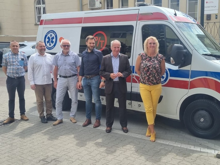 Nowy ambulans służący do transportu  trafił do gnieźnieńskiego szpitala