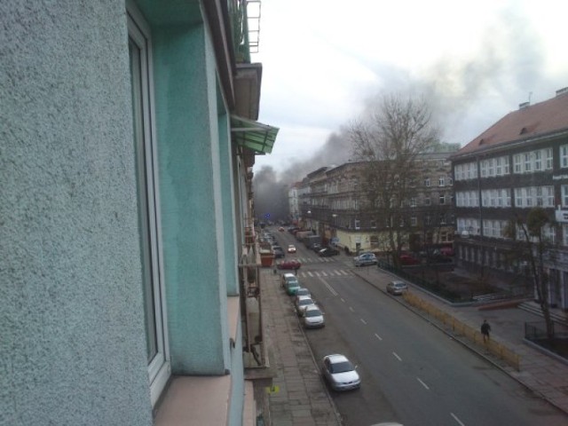 Kłęby dymu nad ul. Krzywoustego w Szczecinie