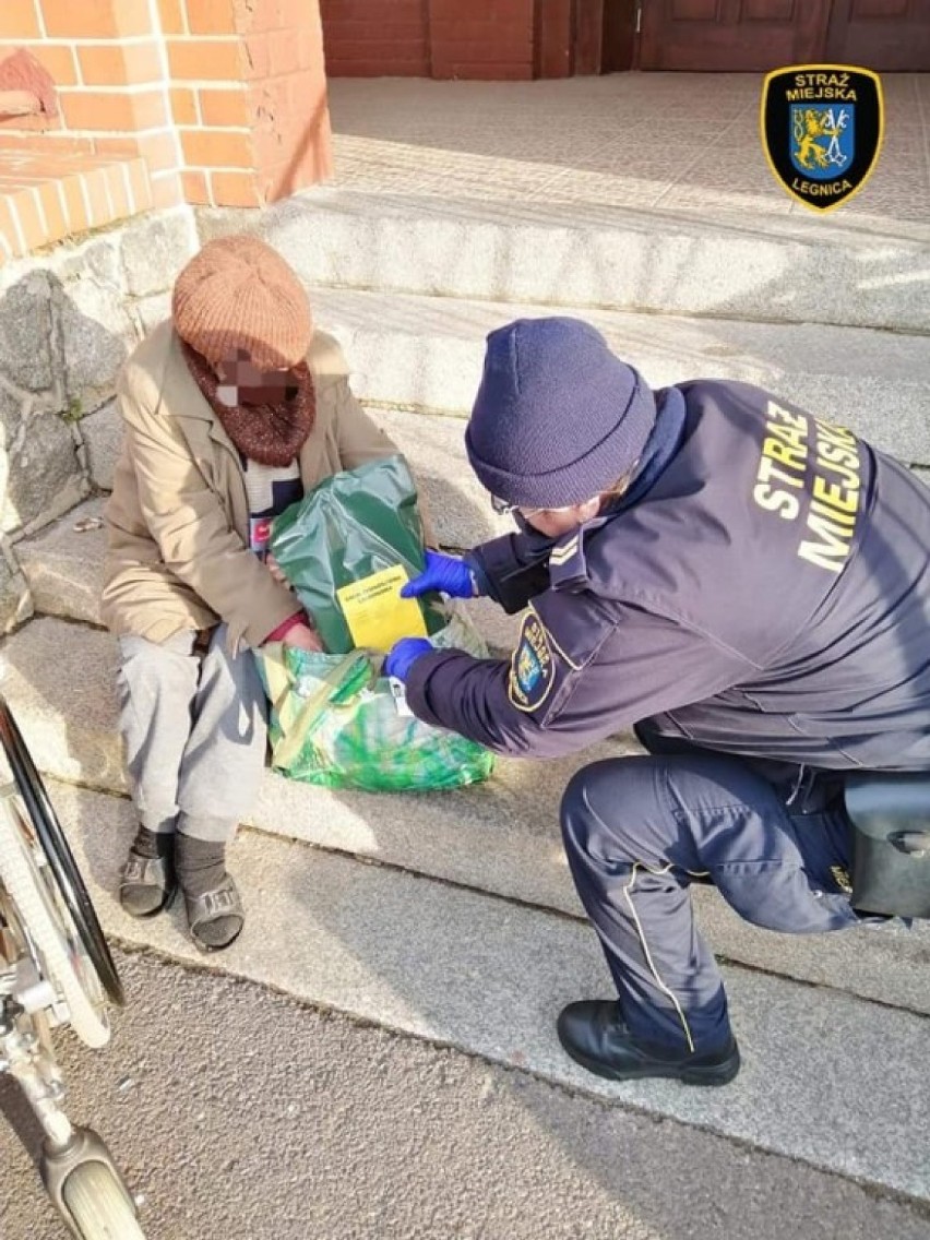 Akcja Zima w Legnicy. Straż Miejska pomaga bezdomnym  i rozdaje pakiety żywnościowe 