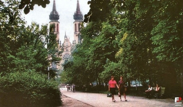 Lata 1968-1970 , Radom. Bazylika katedralna. Widok z parku im. Kościuszki.
Fot. A. Stelmach. Pocztówka RUCH.