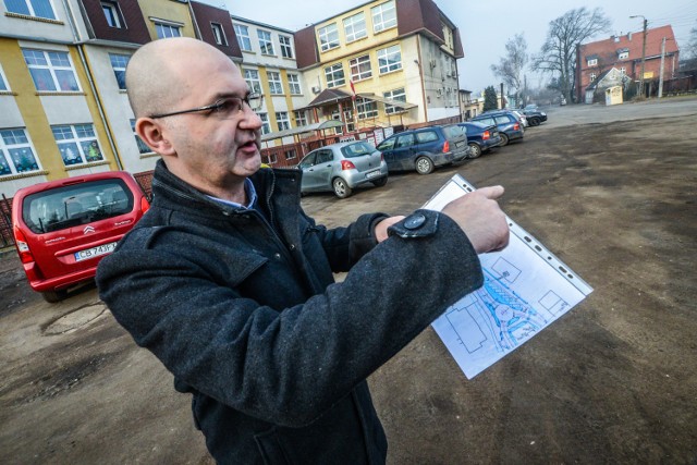 Dariusz Smól  pokazuje koncepcję remontu ul. Pijarów i parkujące pod szkołą samochody.