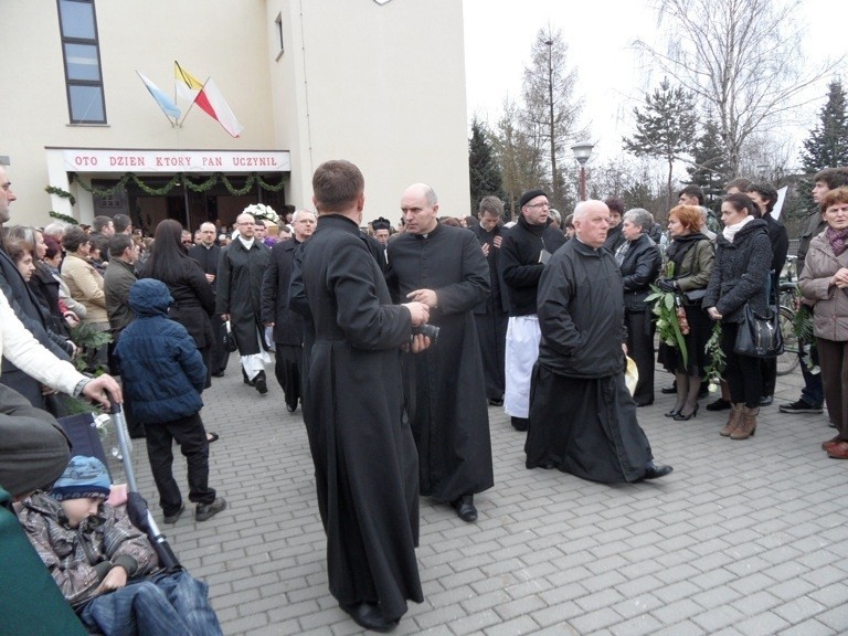 Rusinowice: Pogrzeb ks. Damiana Kominka [ZDJĘCIA]. Duszpasterza żegnały tłumy wiernych