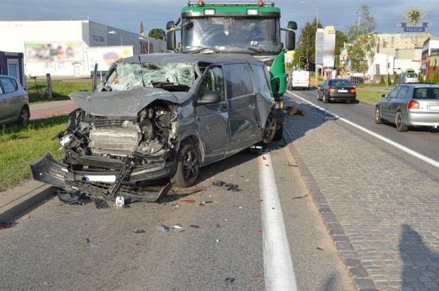 Wypadek na dk 22 w Starogardzie Gd. W poniedziałek 6.08.2018 na ul. Zblewskiej zderzyły się ciężarówki z drewnem i samochód osobowy