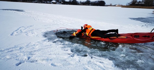 OSP Łubowo szkoli się w zakresie ratowania osób pod lodem