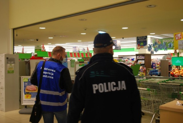 Policjanci oraz inspektorzy sanitarni sprawdzają, czy sklepy z galeriach handlowych w Rzeszowie stosują się do wprowadzonych obostrzeń.