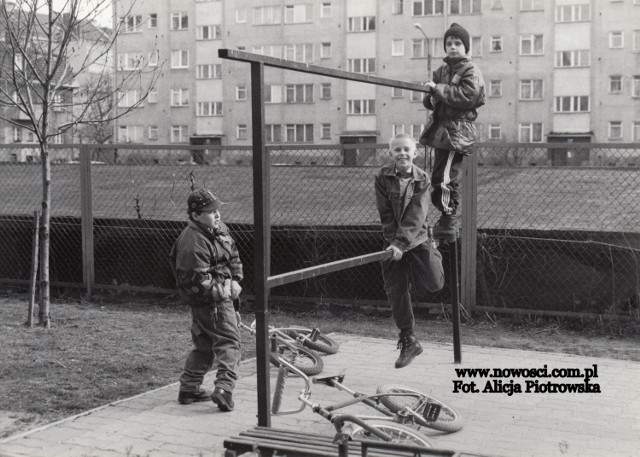 Lata 90. to były całkiem fajne czasy, w których do zabawy nie trzeba było tabletów. Wystarczał trzepak.